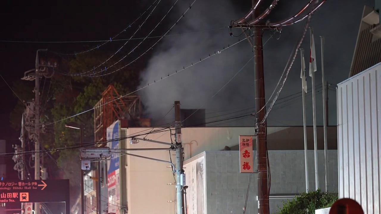 Video thumbnail for Japan: Large fire near Ise Jingu shrine.
