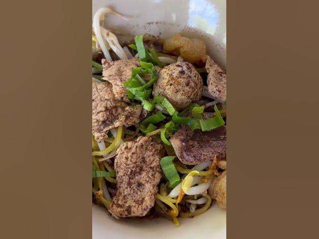 Video thumbnail for ก๋วยเตี๋ยวหมูน้ำตก สิรินธร คำเขื่อนแก้ว อุบล😋