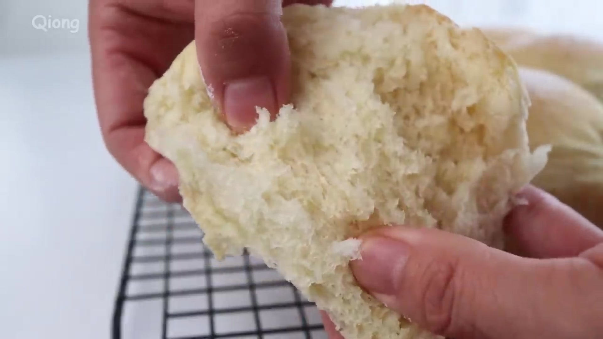 Video thumbnail for No kneading Just need 2 Minutes to prepare Incredibly Easy to make Super Fluffy Milk buns(720P HD)