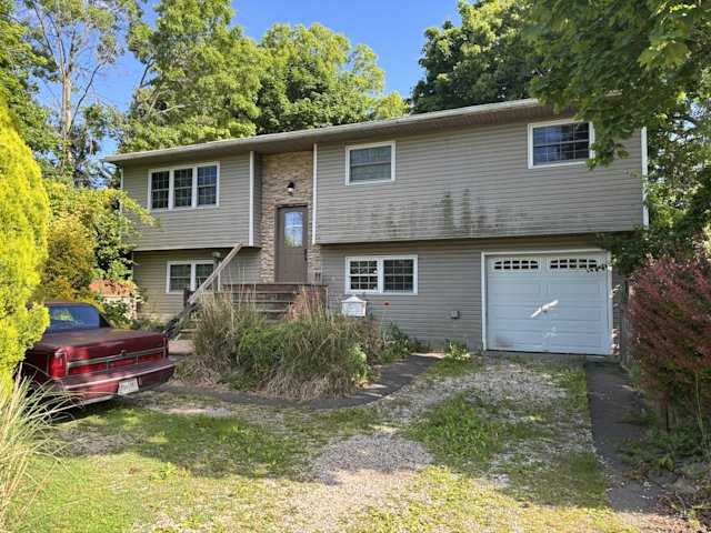 Video thumbnail for Neighbors say they warned each other for years before alleged Islip Terrace brothel bust