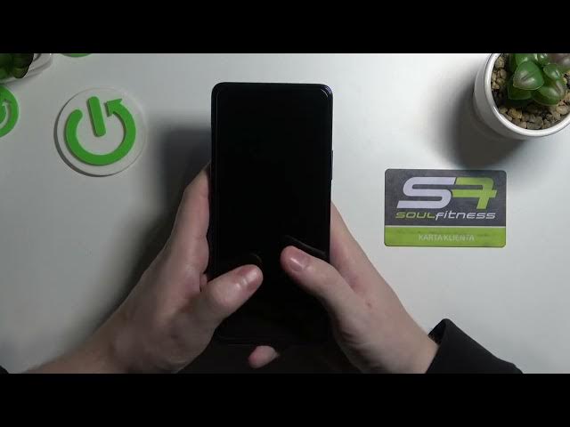 Video thumbnail for HONOR Magic4 Lite Hand Size Comparison