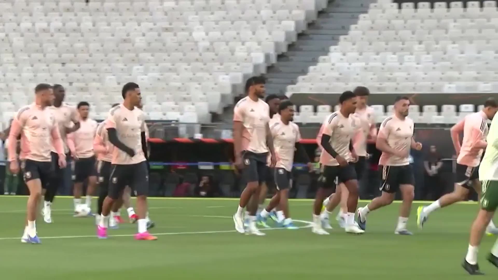 Video thumbnail for Türkiye: Aston Villa ready for Europa League final after final training session in Istanbul.