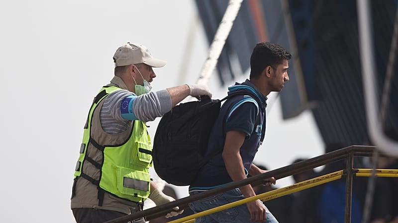 Video thumbnail for Greece rescues 545 migrants off Crete after distress call