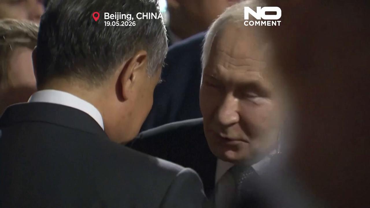 Video thumbnail for Chinese youths greet Putin on arrival in Beijing
