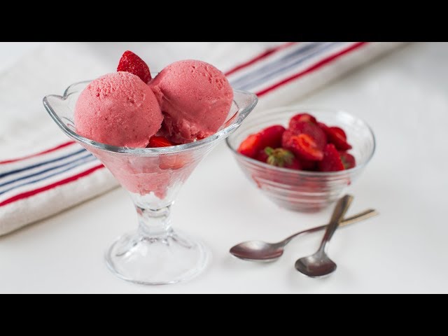 Video thumbnail for Înghețată rapidă cu fructe și lapte bătut, fără zahăr și cu puține grăsimi|Laura Laurențiu
