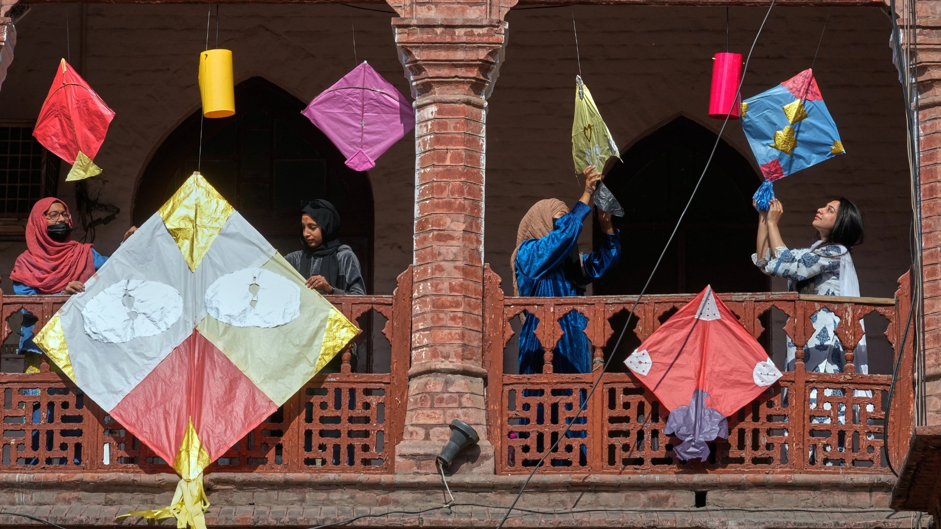 Video thumbnail for Pakistan Kite festival : Celebrations return after years of bans
