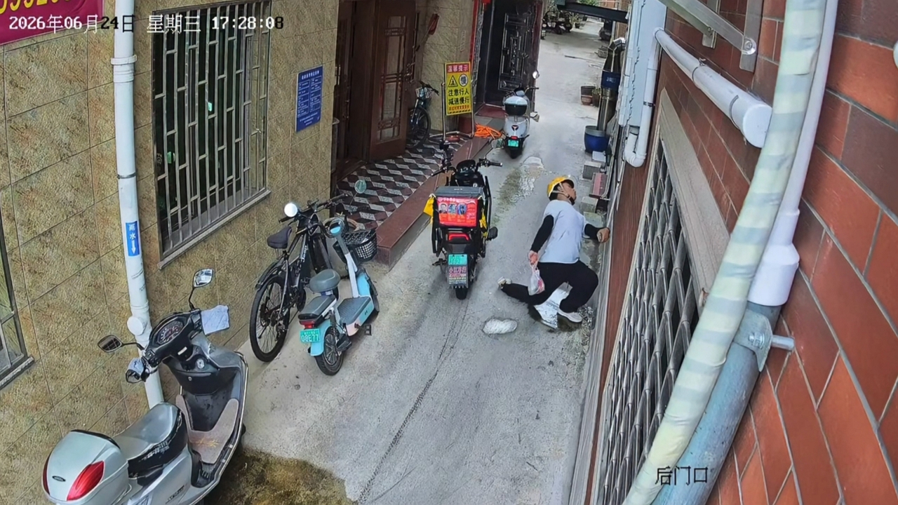 Video thumbnail for Delivery rider slips twice on wet street in Fujian
