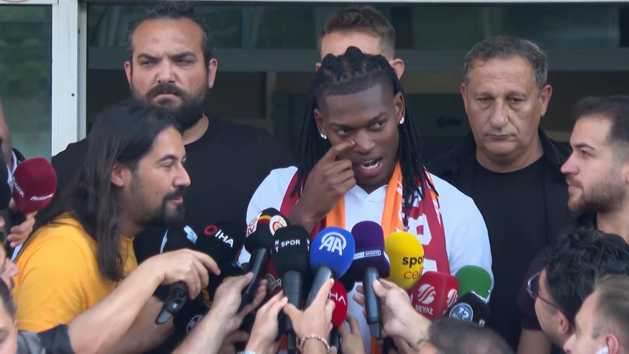 Video thumbnail for Türkiye: Rafael Leao arrives in Istanbul for Galatasaray transfer talks.