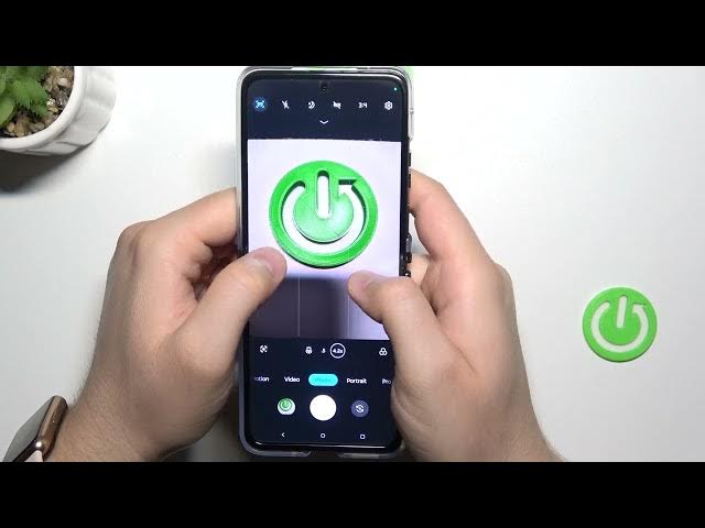 Video thumbnail for Maximum Camera Zoom in MOTOROLA Razr 40 Ultra – Camera Abilities