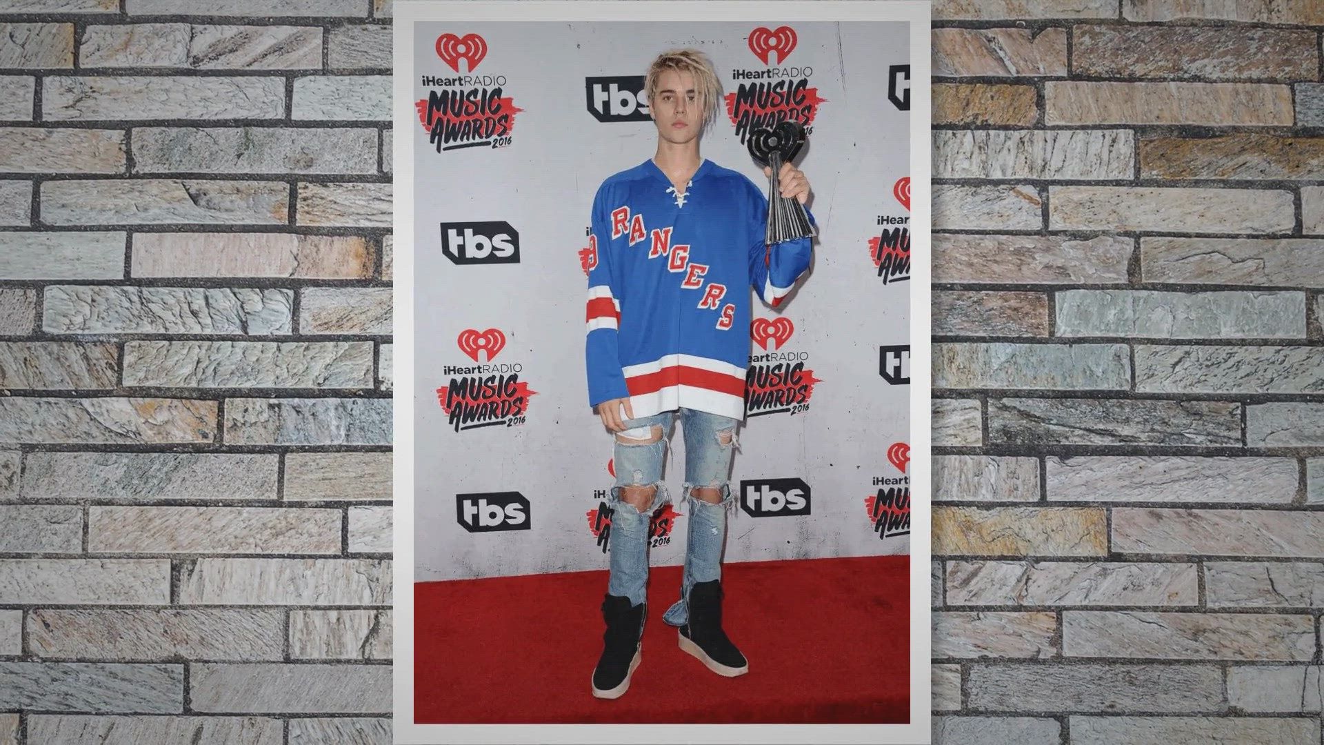 Video thumbnail for Mastering the Art of Wearing Oversized Hockey Jerseys