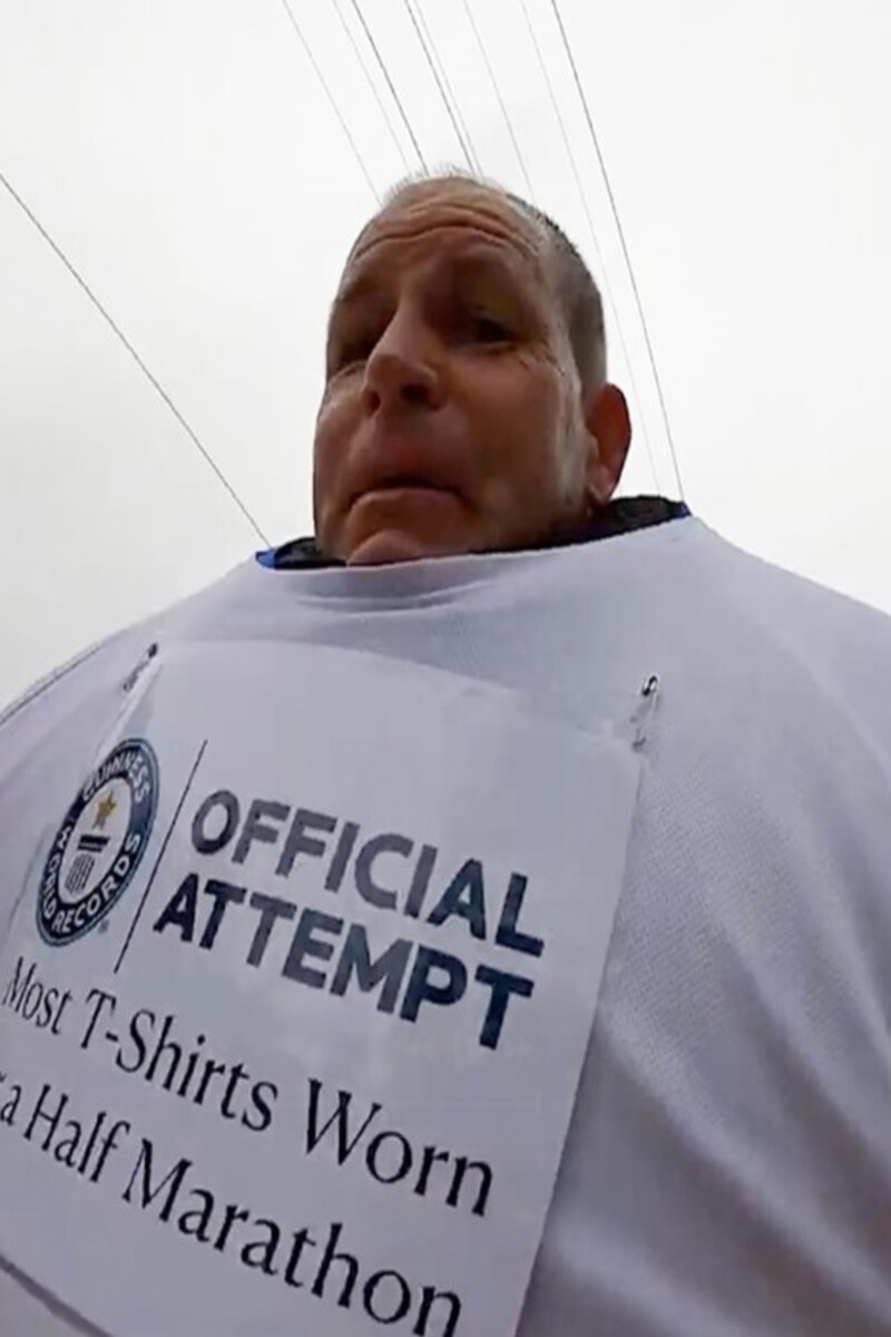 Video thumbnail for Most T-shirts worn during a half marathon (male)  137 by David Rush