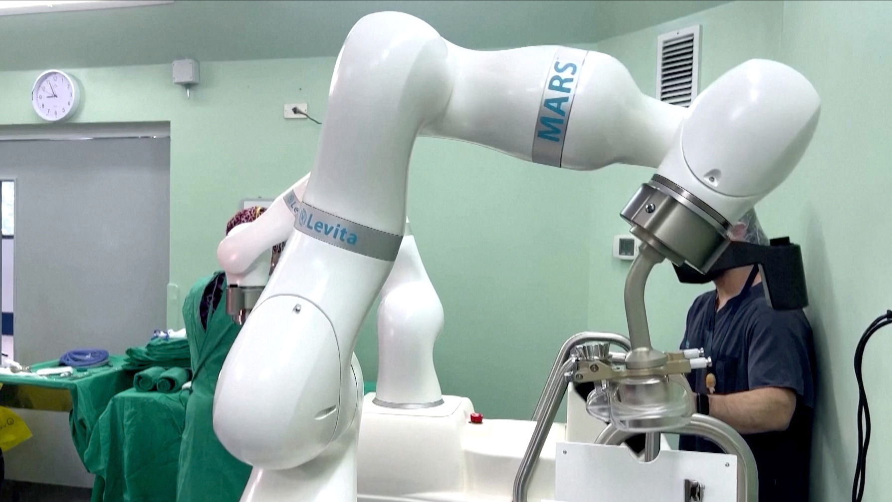 Video thumbnail for Magnet-Assisted Robotic Surgery Cuts Invasiveness, Speeds Recovery