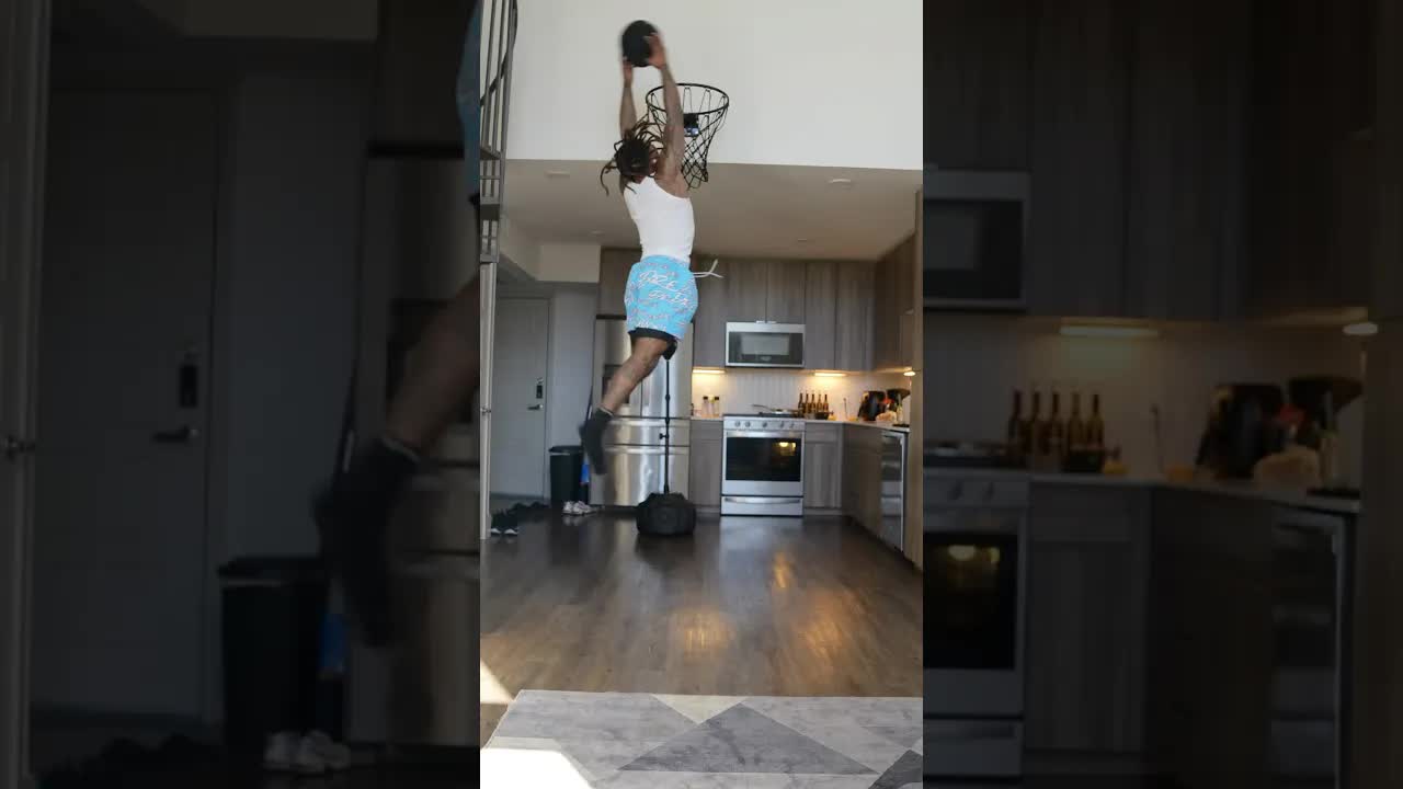 Video thumbnail for CRAZY DUNKS ON THE NEW COURT IN MY CRIB !