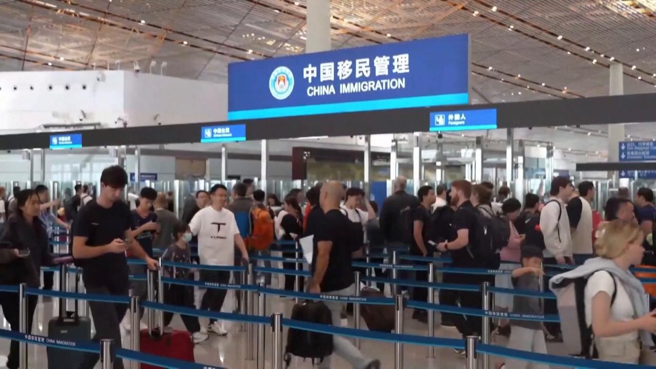 Video thumbnail for China: Visa-free policies boost cultural tourism in Beijing.