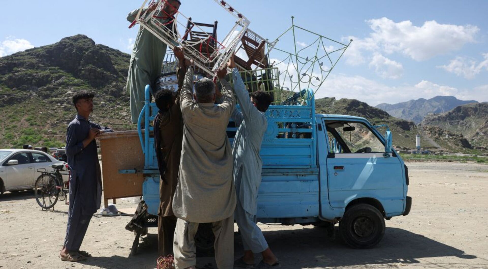 Video thumbnail for Afghans leave Pakistan as deportation deadline expires amid crackdown on undocumented migrants