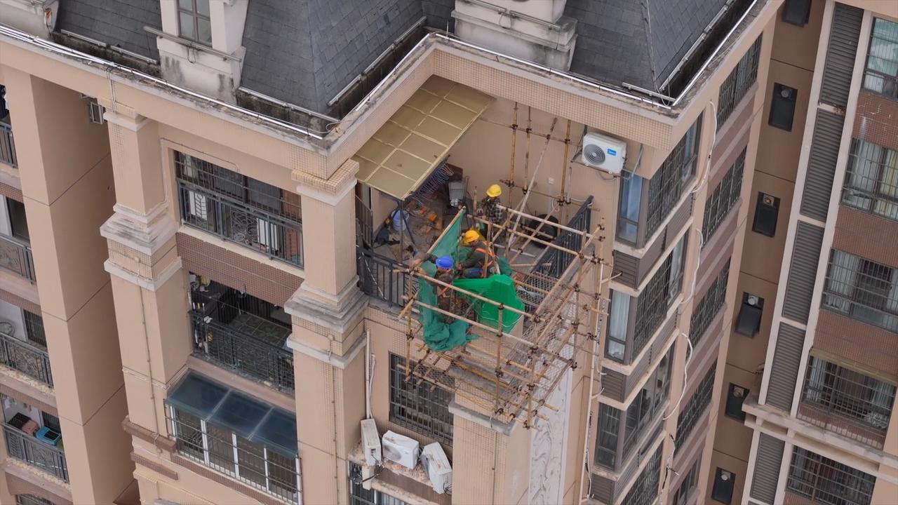 Video thumbnail for China: Balcony Struck By Lightning in Nanning.