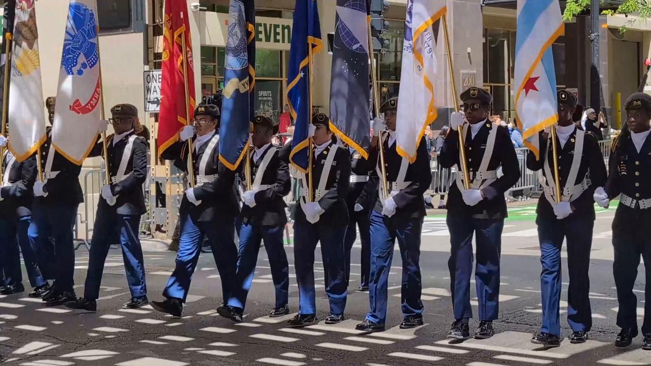 Video thumbnail for US: Chicago honors fallen service members with annual Memorial Day parade.