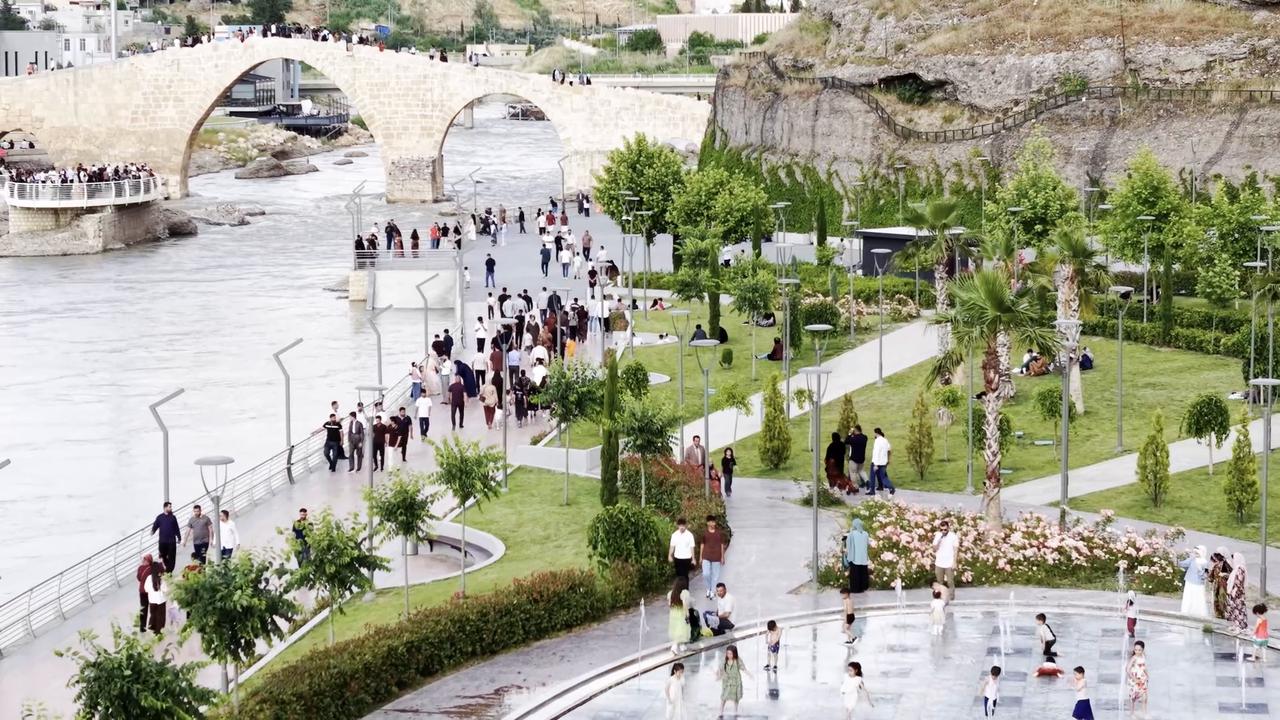 Video thumbnail for Iraq: DRONE - Crowds enjoy Eid holiday in Duhok’s Zaho.