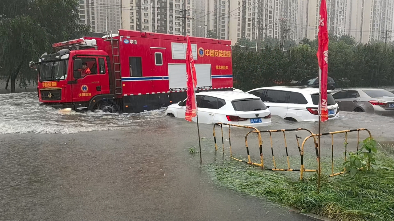 Video thumbnail for Floodwaves Rock Parked Cars as Fire Truck Cruises Through Shenyang Streets