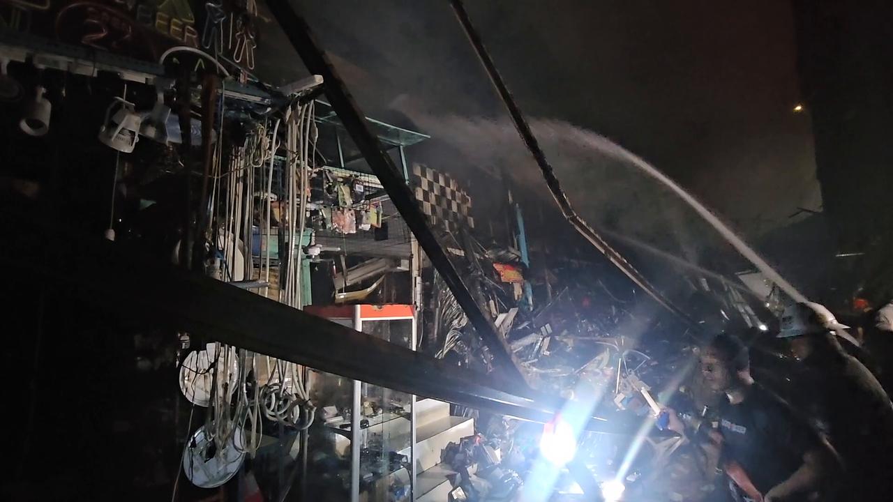 Video thumbnail for Thailand: Bangkok Fire Engulfs Klongthom Centre 24.