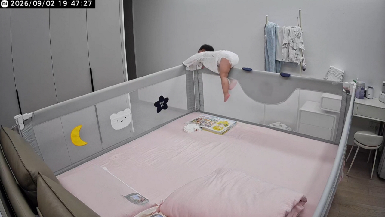 Video thumbnail for Father Quickly Catches Baby Climbing on Playpen in Jiangsu