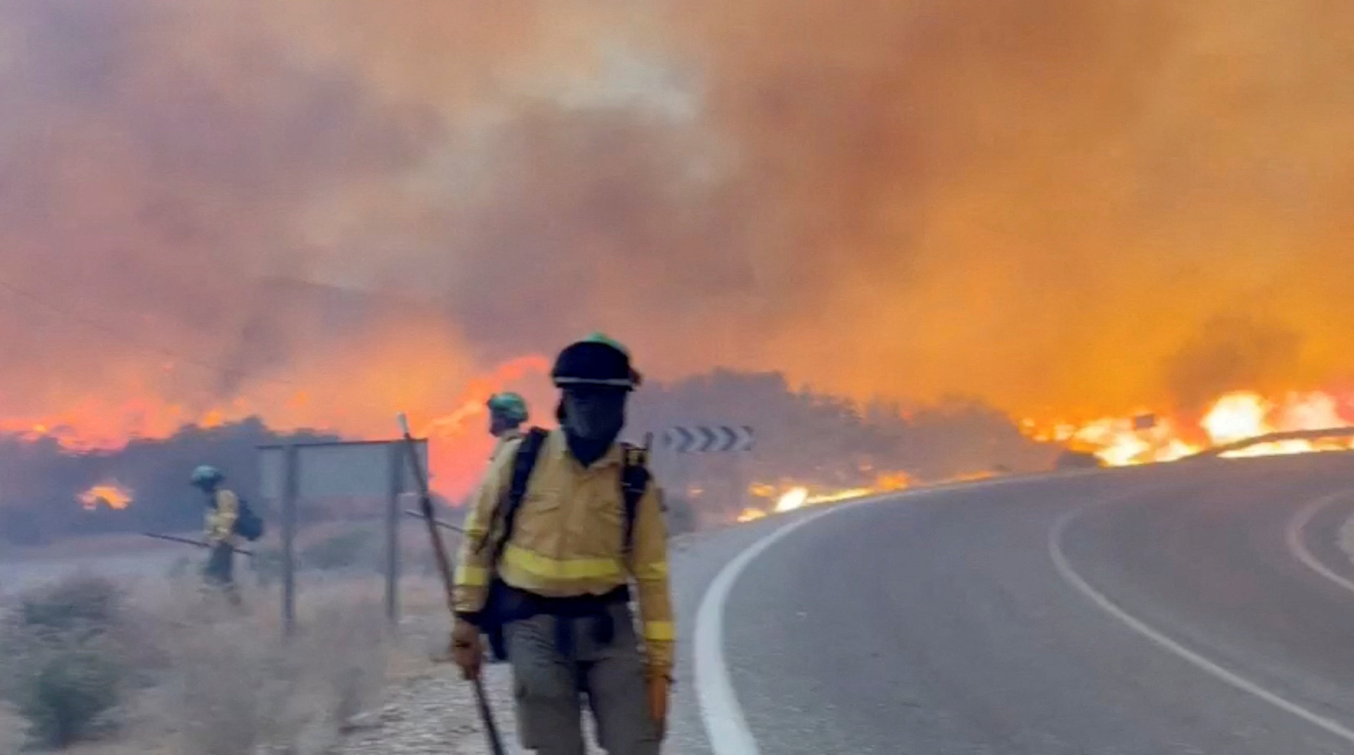 Video thumbnail for Bodies found in cars as deadly Spain wildfire kills at least 12