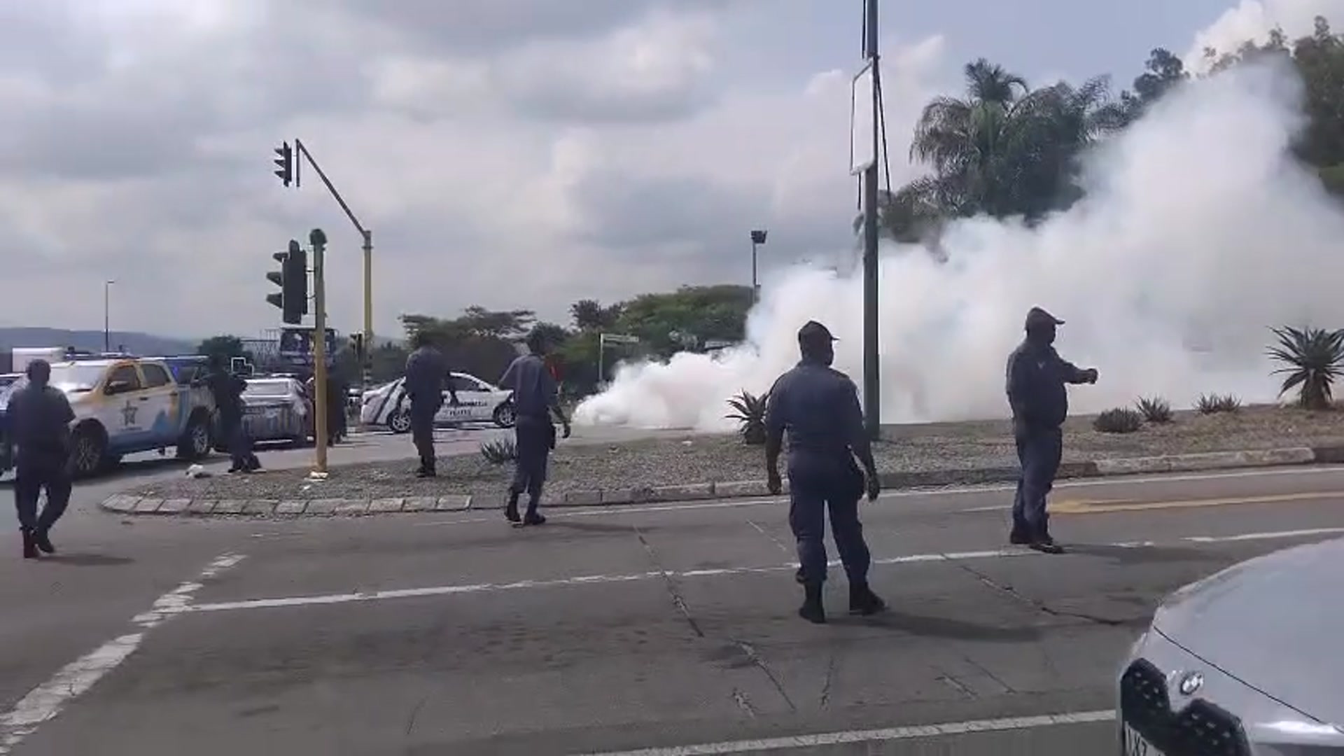 Video thumbnail for Police disperse EFF protesters blocking N4 in Mpumalanga after Malema sentencing
