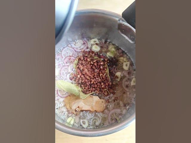 Video thumbnail for La recette de l’Huile pimentée chinoise (là jiāo yóu), le meilleur topping qui va avec tout.