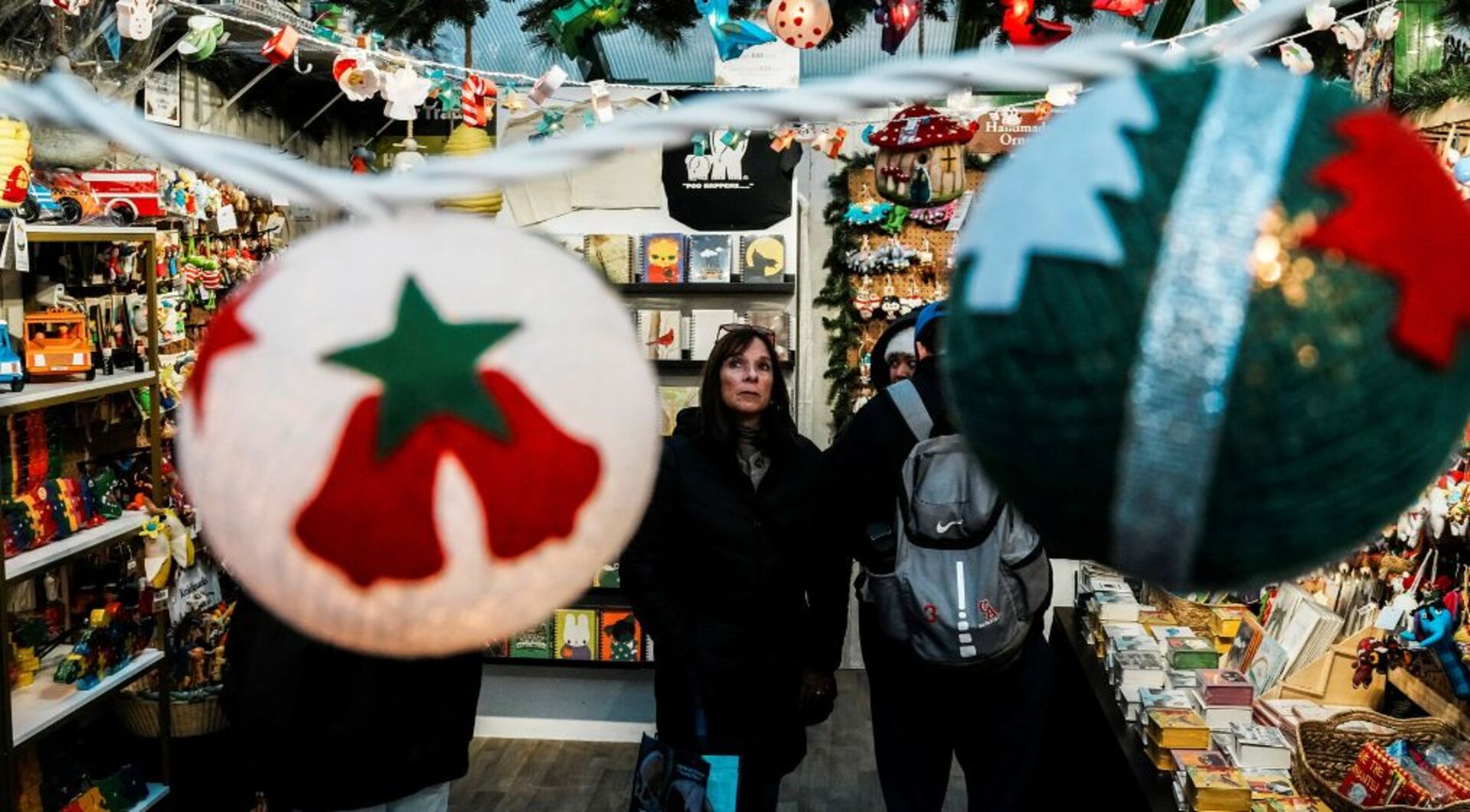 Video thumbnail for US holiday spending hits 20-year high as shoppers worry about rising costs