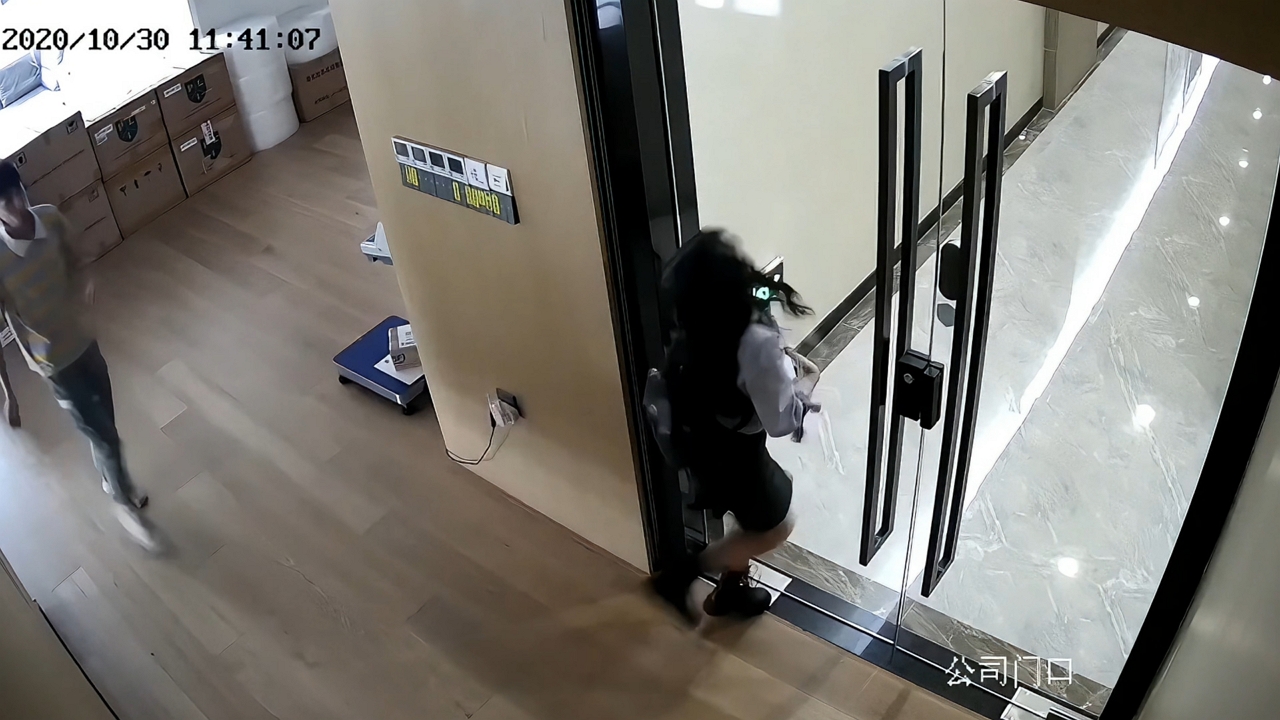 Video thumbnail for Woman Walks Into Glass Door in Office Prank