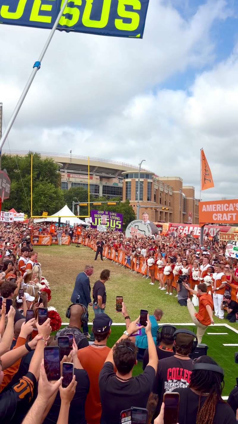 Video thumbnail for Contestant Drills One Point Two Million Dollar Kick at UT Austin