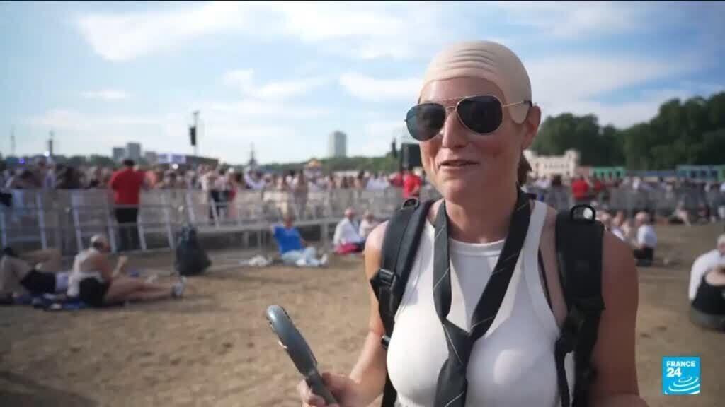 Video thumbnail for US rapper Pitbull sets bald cap world record at London show