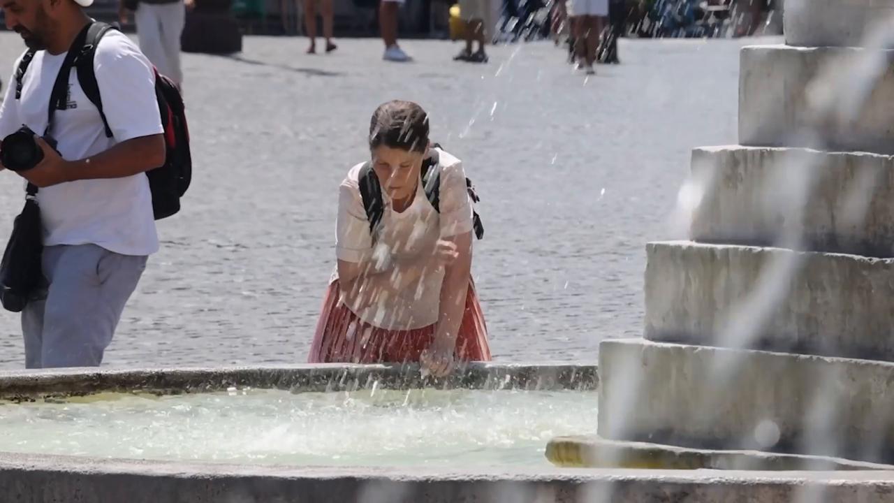 Video thumbnail for Italy: Fourth heatwave grips Italy as temperatures near 40C.