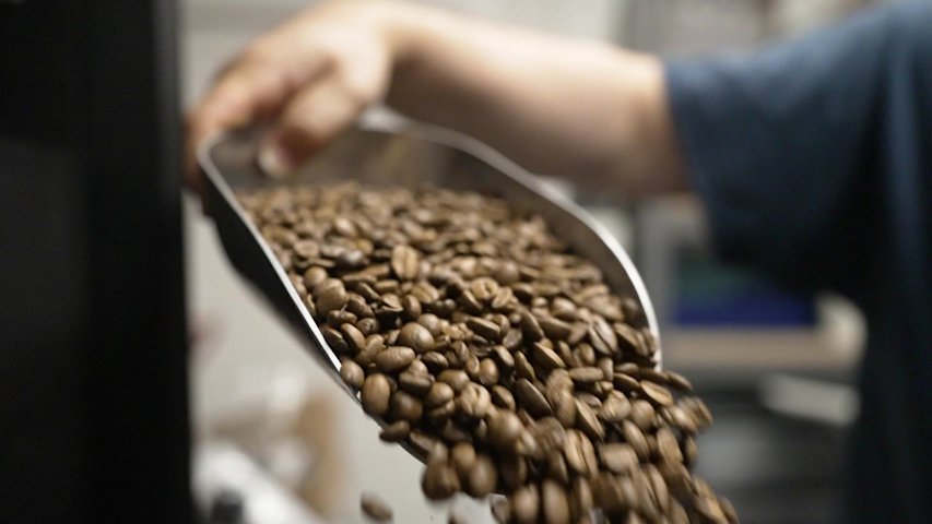 Video thumbnail for Made in the Bronx: Bronx Roasting Company brings locally roasted coffee to City Island