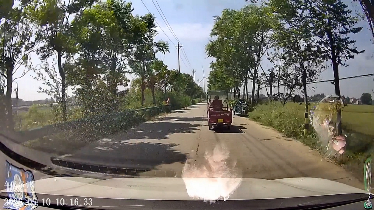 Video thumbnail for Narrow Road Crash: Car Hits Tricycle in Anhui