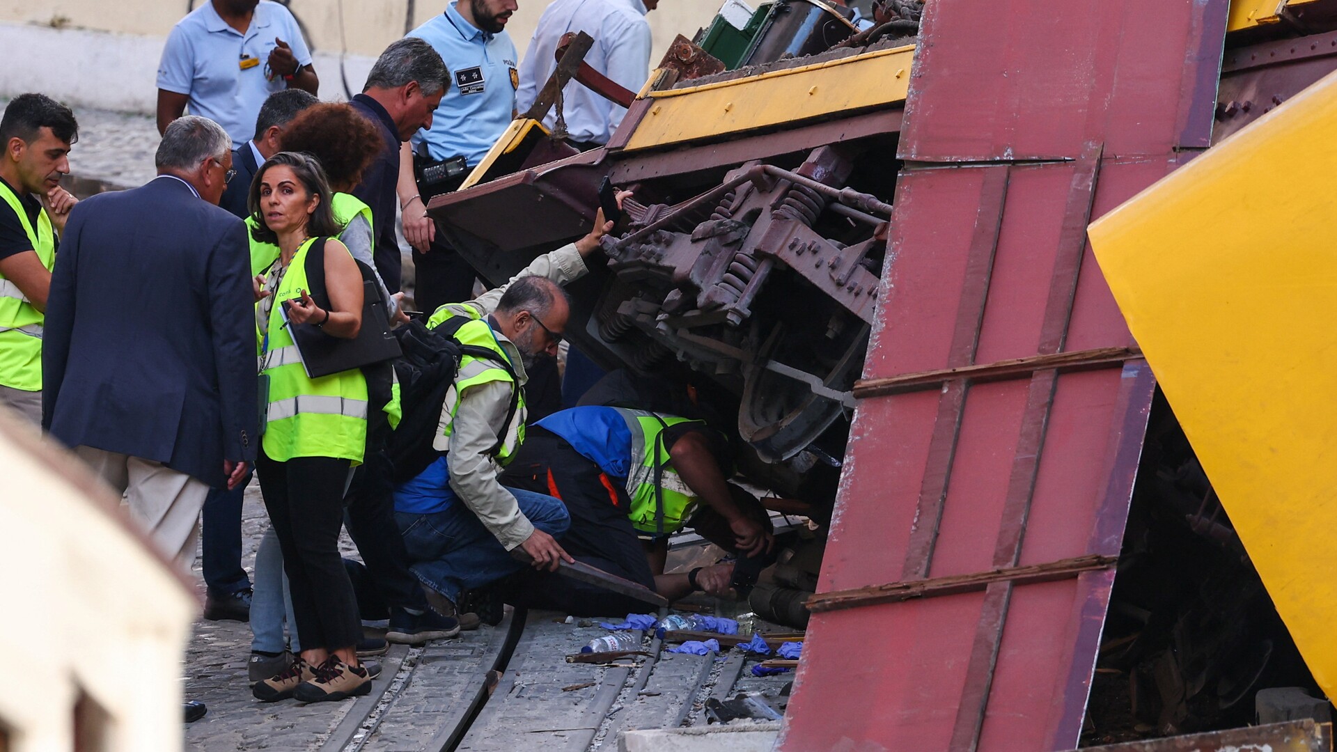 'Video thumbnail for Iconic Lisbon cable car derails, killing 17 people'