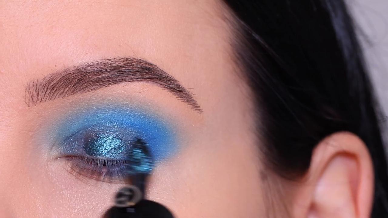 Video thumbnail for Blue Winged Eyeliner Makeup Tutorial Using Drugstore Palette