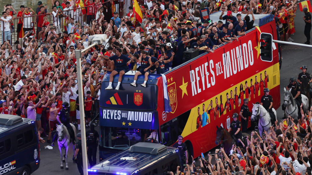 Video thumbnail for Spain welcomes back its World Cup heroes