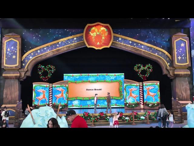 Video thumbnail for Sing Along at Holiday Fun with Santa & Friends! | Holidays at the Disneyland Resort 4K