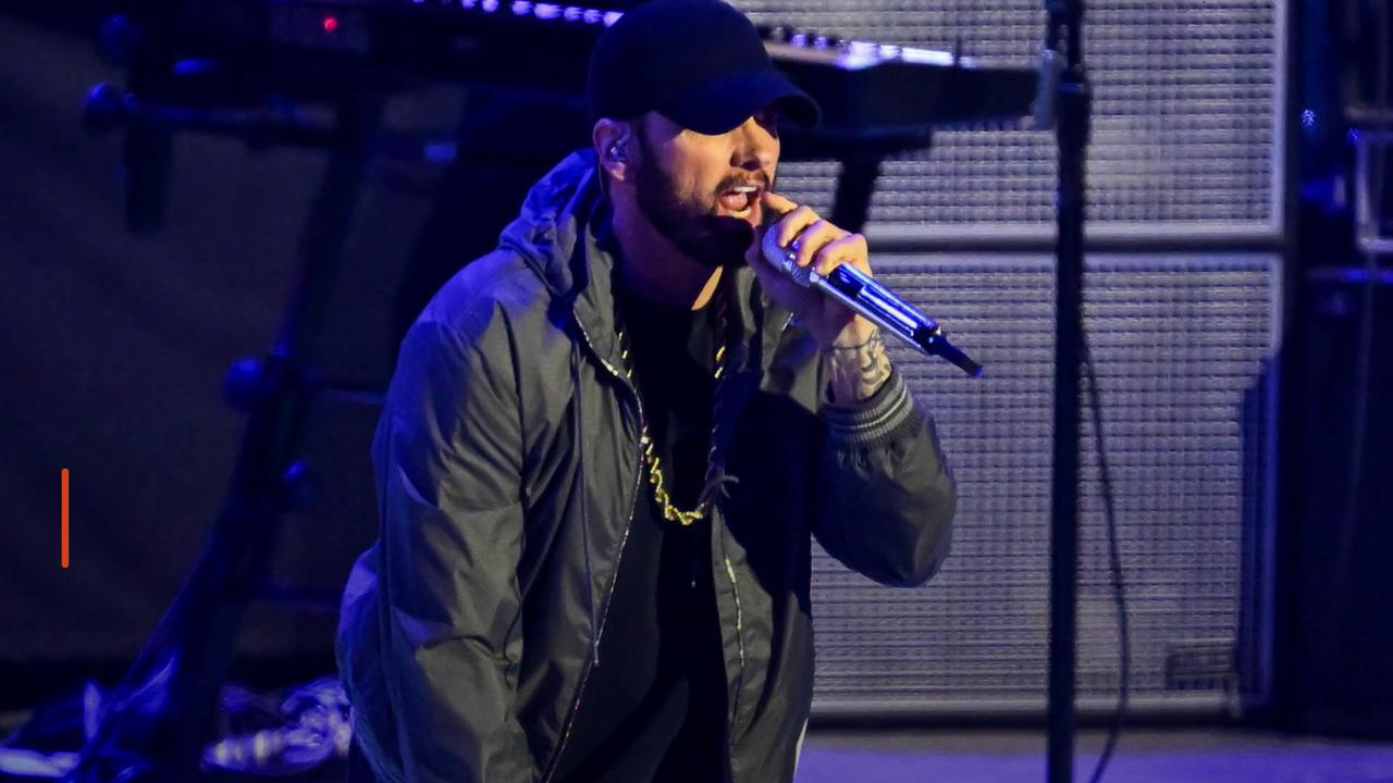 Video thumbnail for Eminem met aux enchères ses sneakers au profit de sa fondation.