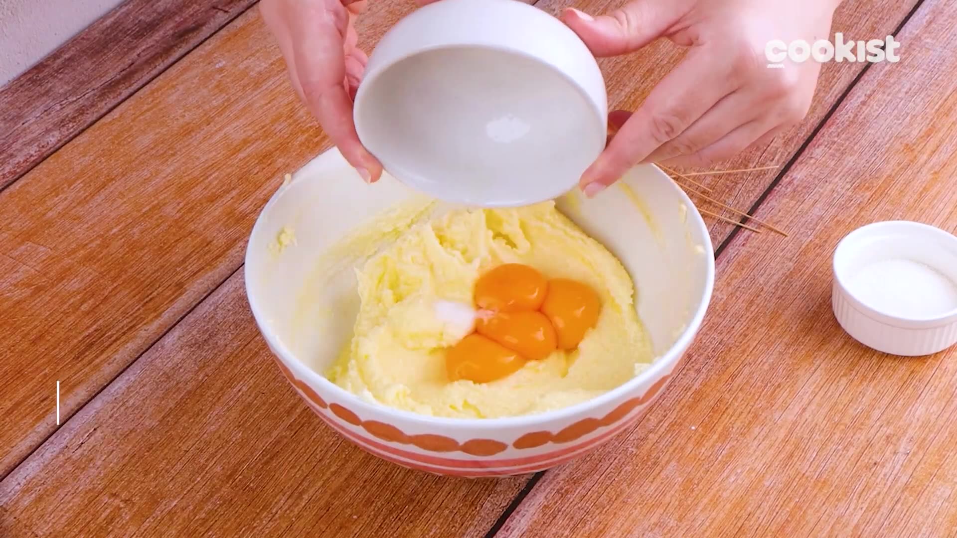 Video thumbnail for HALLOWEEN COOKIES: the easy recipe for some FRIGHTENINGLY delicious sweets! 🎃