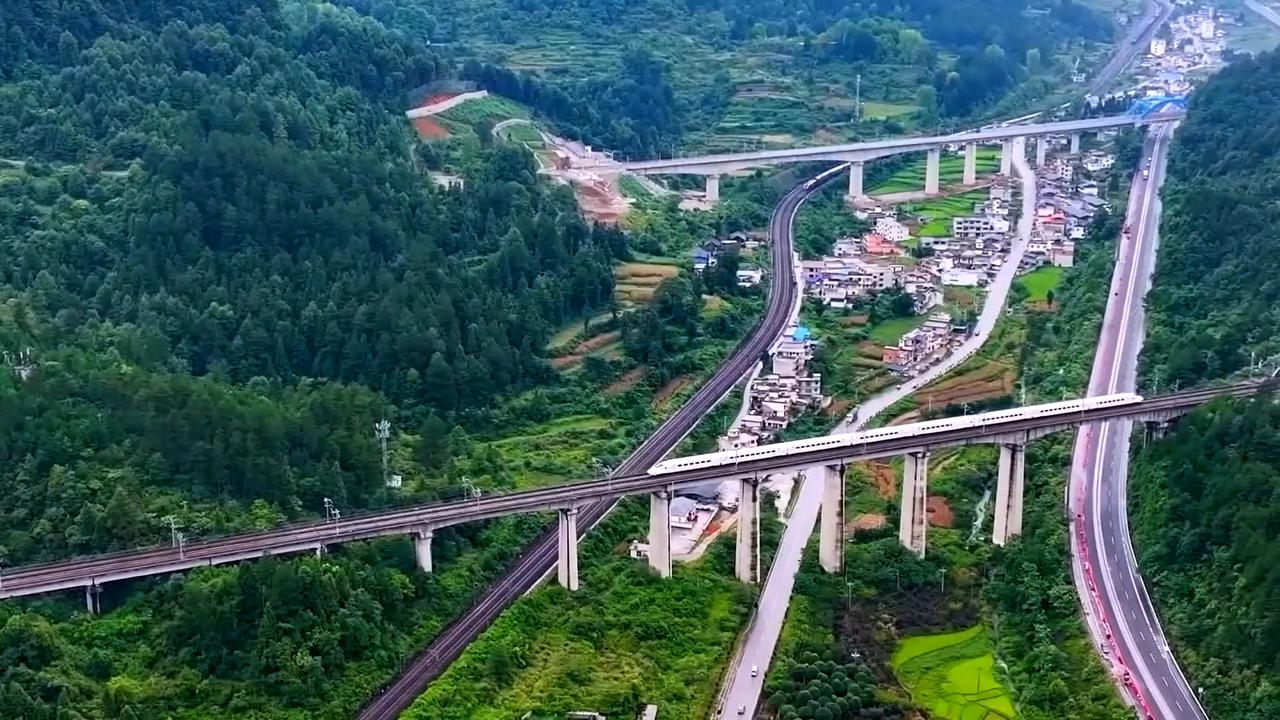Video thumbnail for China: China aims to build modern, fully integrated transport system by 2030.