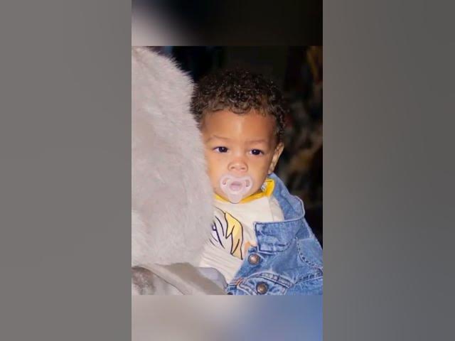 Video thumbnail for Rihanna nous présente le visage de son deuxième fils