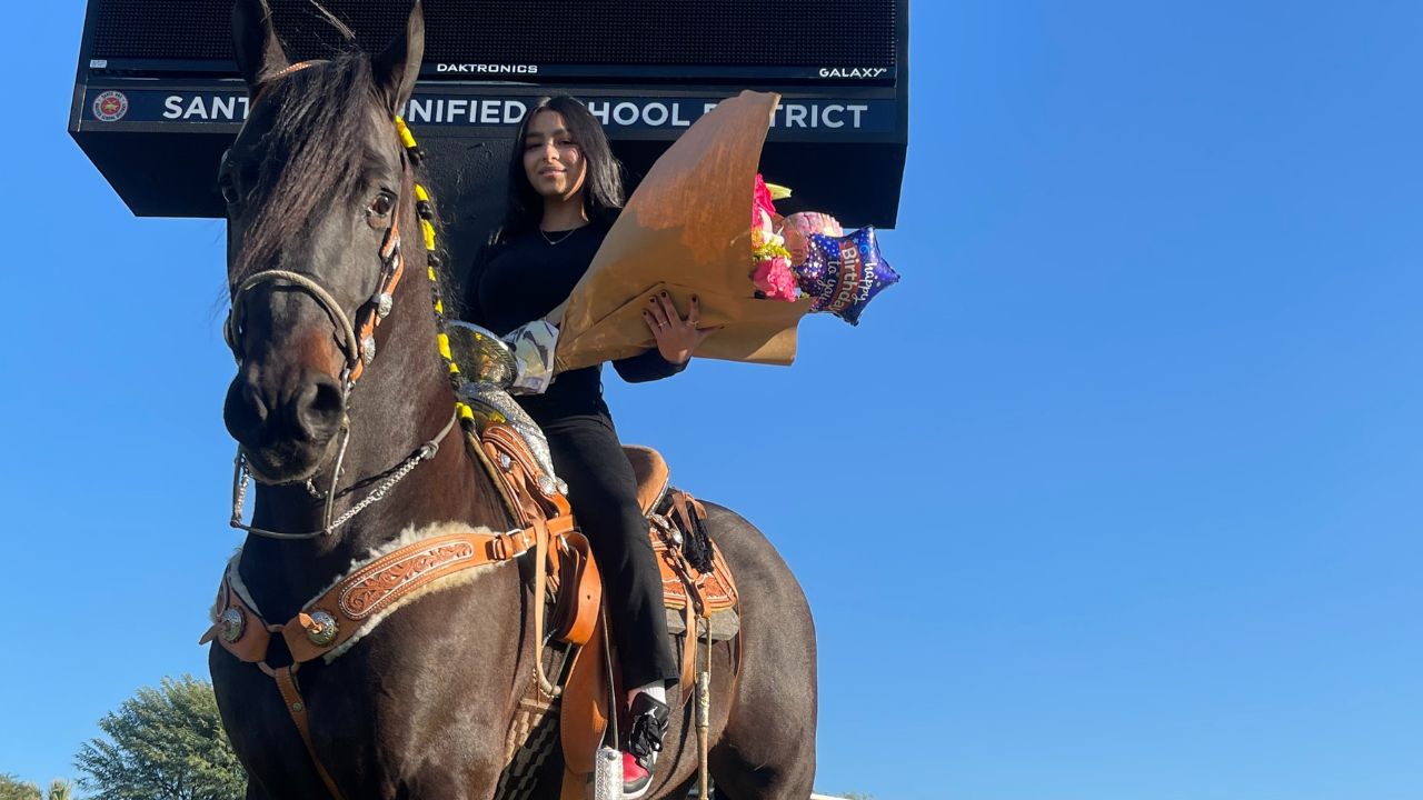 Video thumbnail for Dad Arrives On A Horse To Daughter's High School For Her 15th Birthday