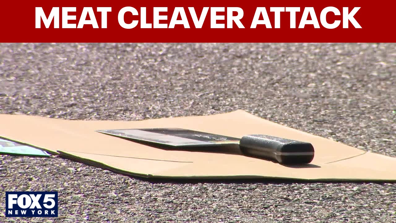 Video thumbnail for Man stabbed with meat cleaver after collision in Queens, sources say