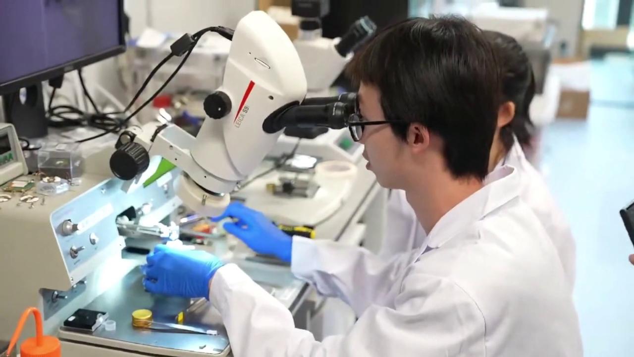 Video thumbnail for China: Scientists make superconductivity breakthrough in Shenzhen.