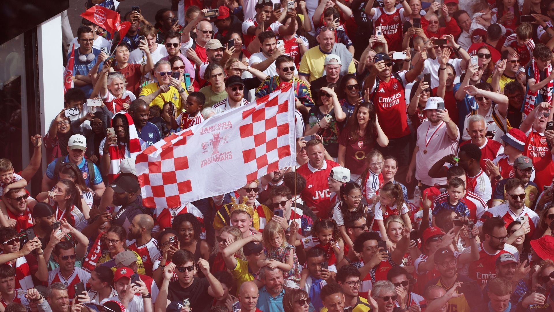 Video thumbnail for Thousands line London streets for Arsenal Premier League title parade