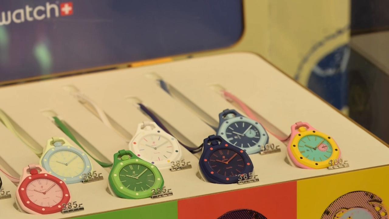 Video thumbnail for France: Shoppers crowd Swatch store for new “Royal Pop” collection in Cannes.