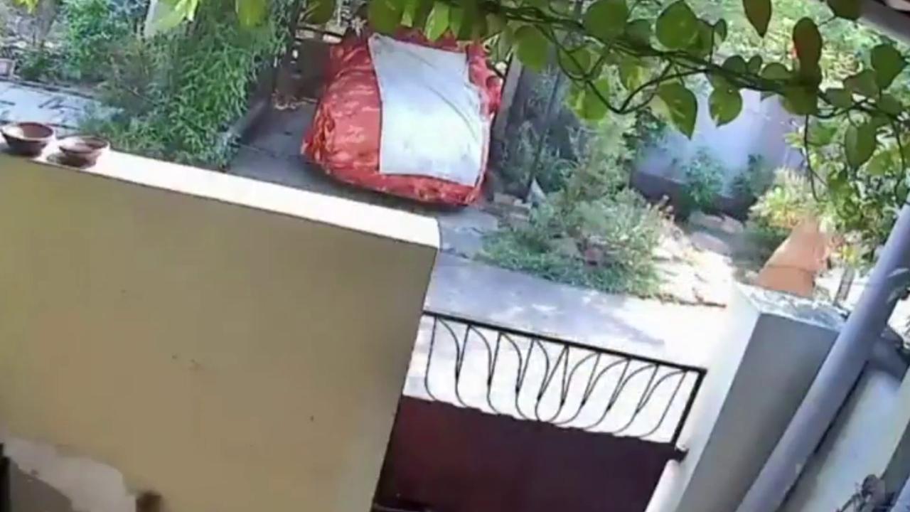 Video thumbnail for India: Woman left shocked as bike-borne chain snatcher escapes within seconds near her home.