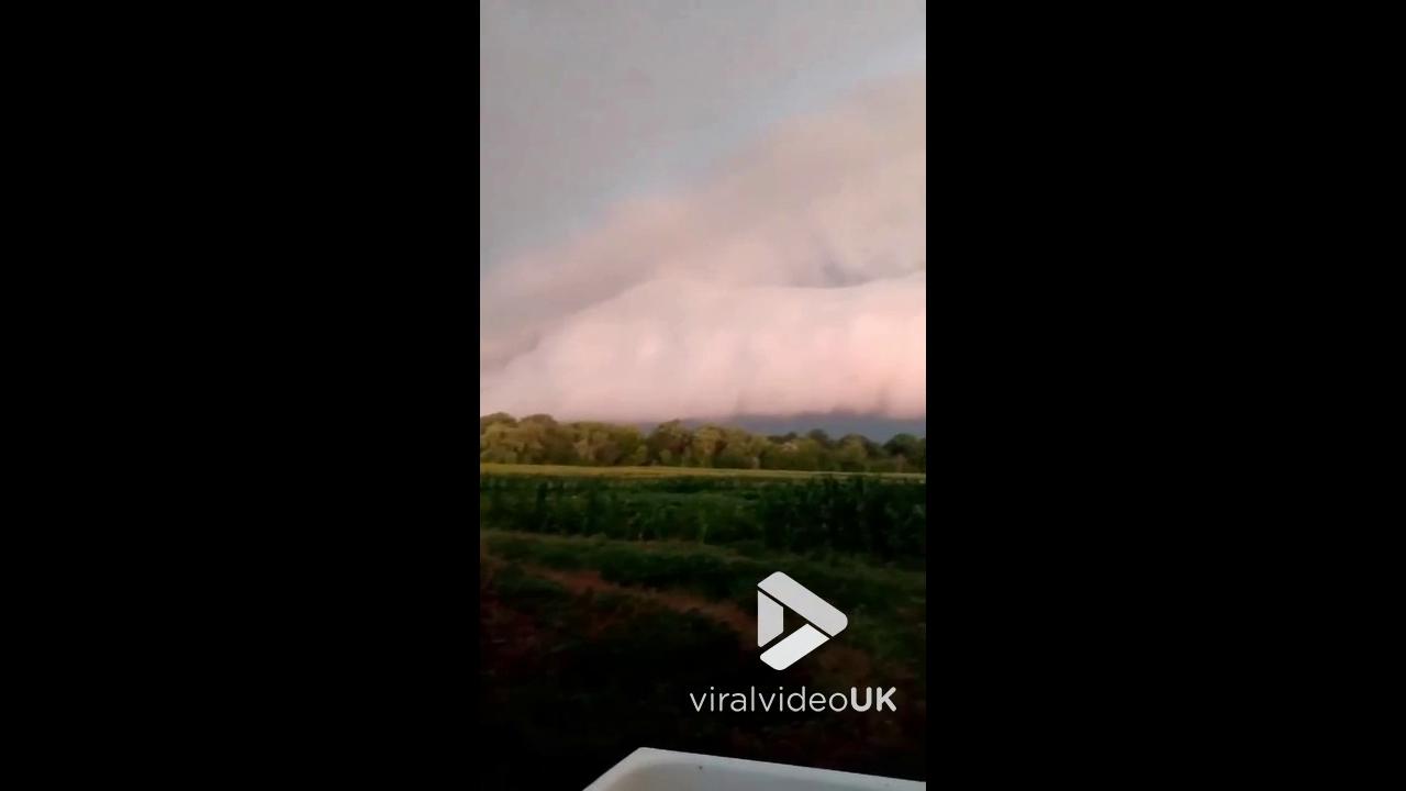 'Video thumbnail for VV4989 Huge arcus cloud engulfs the sky'